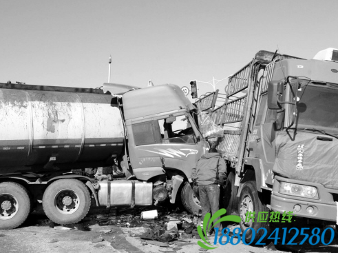 大货被油罐车拦腰撞 现场一片狼藉