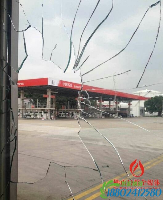 被轮胎碎片炸碎的玻璃。通讯员供图