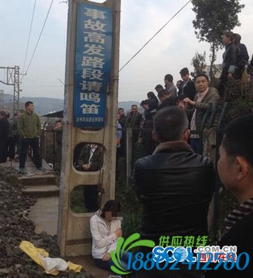 少女坐火车铁轨晒太阳被撞 因捡书包躲避不及时