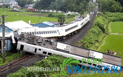18日夜,一列特快列车在日本长崎县出轨,造成约60人受伤.新... 