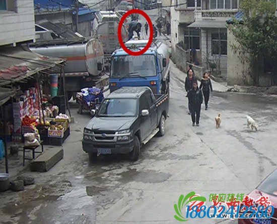 报废油罐车路边倒油 违法司机被处罚