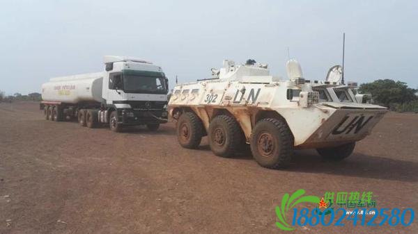 油罐车趴窝飞机跑道 中国维和装甲车拖走