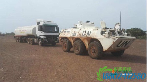 某国维和部队奔驰油罐车轴断裂 中国装甲车拖走