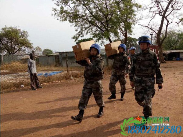 某国维和部队奔驰油罐车轴断裂 中国装甲车拖走