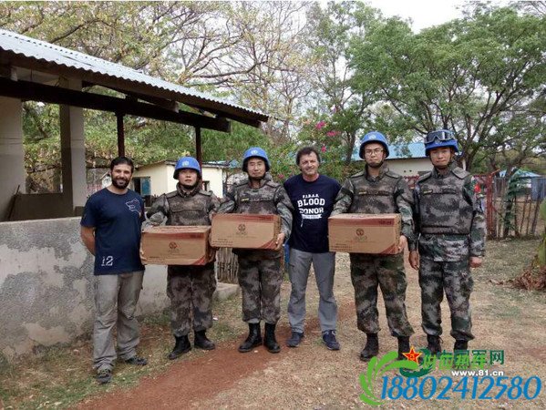 某国维和部队奔驰油罐车轴断裂 中国装甲车拖走