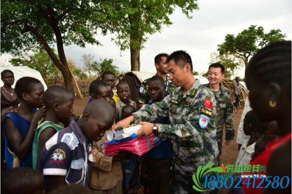 某国维和部队奔驰油罐车轴断裂 中国装甲车拖走