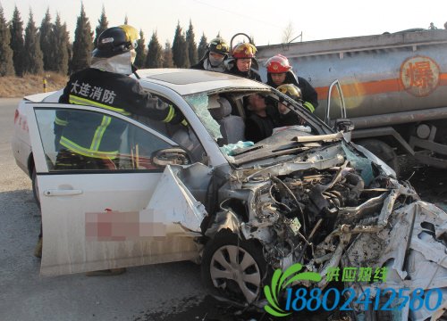 教练车撞油罐车 司机被卡驾驶室