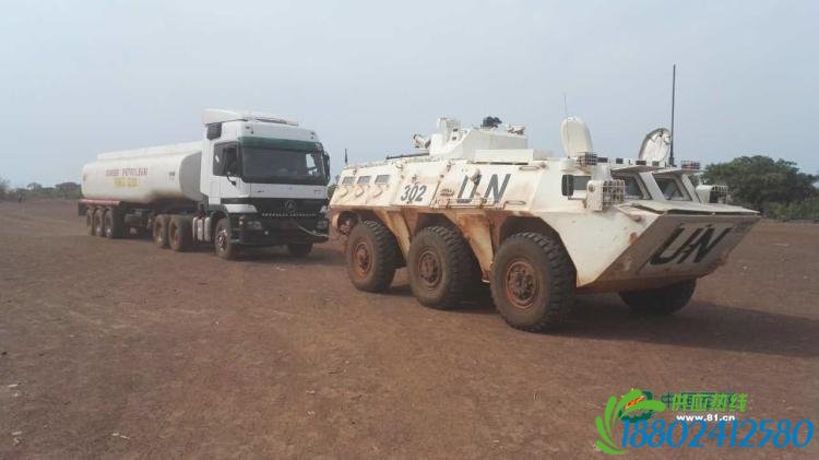 油罐车趴窝飞机跑道 中国维和装甲车拖走