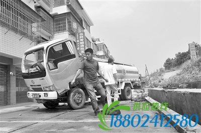 油罐车侧翻家门口 居民认为该路段存在安全隐患