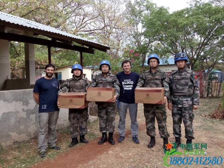 一辆油罐车因传动轴断裂无法维修，停在了营区前面的简易飞机跑道上。为了不影响飞机起降，应机场工作人员请求，长巡分队出动步战车将其拖走。付晓飞 摄