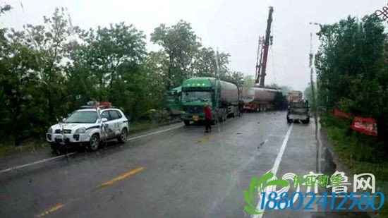 东营：两辆油罐车因一车逆行相撞并起火 司机一死一伤（图）