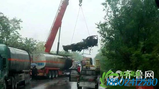 东营：两辆油罐车因一车逆行相撞并起火 司机一死一伤（图）