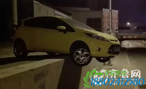 由于此处没有设置安全警示牌和围挡，致使多辆汽车发生事故。（视频截图）