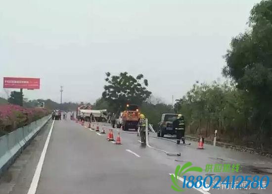 今日，海南东线高速三亚往海口方向靠近土福湾路口217公里处，油罐车与小车发生事故，目前油罐车出现漏油现象，车辆通行滞留明显，交警和消防工作人员正在处理。有网友爆料，目前现场堵车情况比较严重，提醒驾驶员最好改道绕行，现场的驾驶员注意小心驾驶。
