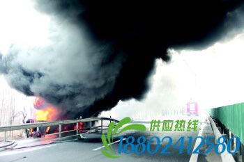 本报6982110热线消息(记者　张伟)　24日凌晨4点26分,泰莱高速范镇下道口东100米处,一辆油罐车发生侧翻,车内两人当场死亡,所载汽油发生泄漏。上午10点左右,油罐车在导油过程中起火,泰安消防多个中队在现场扑救。中午12点左右,现场明火被扑灭。