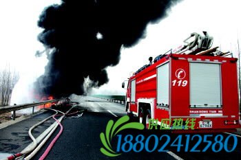 油罐车冲断高速路护栏翻进沟