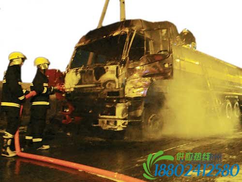 油罐车车头自燃 大爆炸一触即发