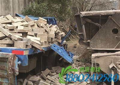 拉砖货车刹车失灵 道口撞上小火车