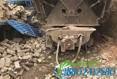 拉砖货车刹车失灵 道口撞上小火车