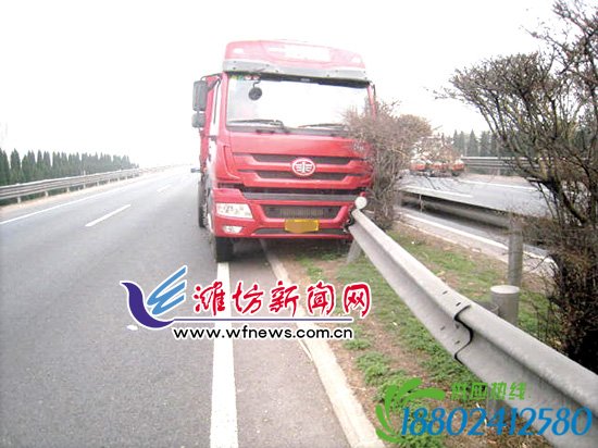 货车为躲避油罐车撞向护栏 所幸无人员伤亡