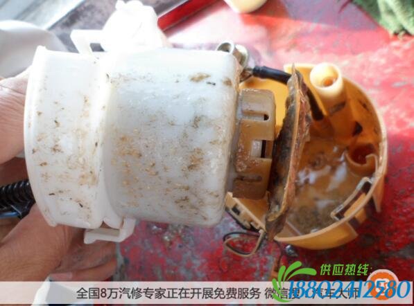 为省20加油后汽车竟然“兔子蹦” 整箱汽油变白