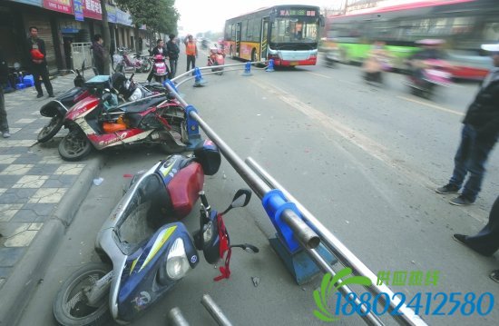 成都一辆公交车撞上路边护栏 一名路人扭伤腰