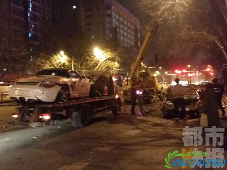 保时捷迎面撞上出租车 莲湖路二十米护栏被撞飞