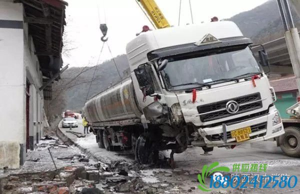 载17吨汽油罐车侧翻 而且油箱已破裂