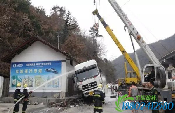 载17吨汽油罐车侧翻 而且油箱已破裂