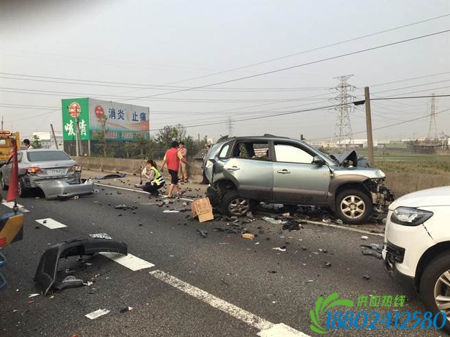 國道一號南下196公里油罐車連環追撞5車撞成廢鐵兩人命危
