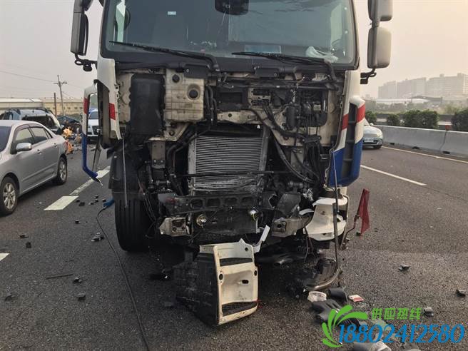 國道一號南下196公里油罐車連環追撞5車撞成廢鐵兩人命危