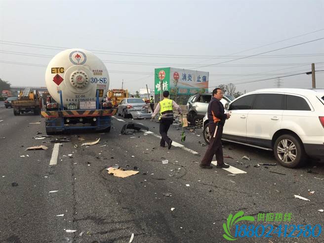 國道一號南下196公里油罐車連環追撞5車撞成廢鐵兩人命危