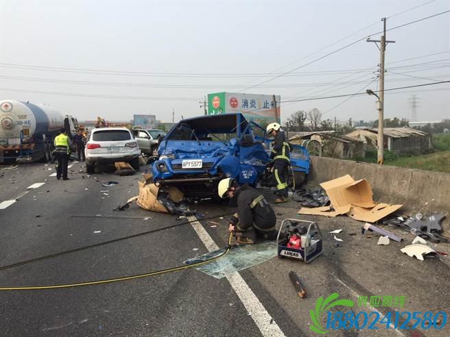 國道一號南下196公里油罐車連環追撞5車撞成廢鐵兩人命危