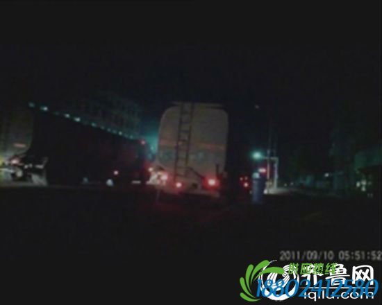 趁着夜色，超载大罐车上路。（齐鲁频道供图）