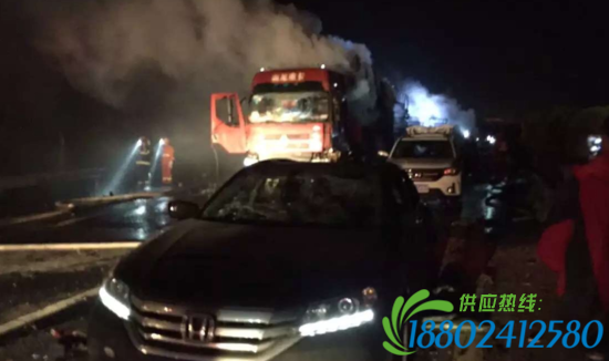京港澳高速油罐车爆炸 距中心约百米火已基本扑灭