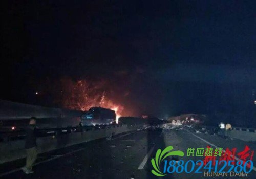 3月19日下午，京港澳高速汨罗大荆路段发生一起油罐车爆炸事故