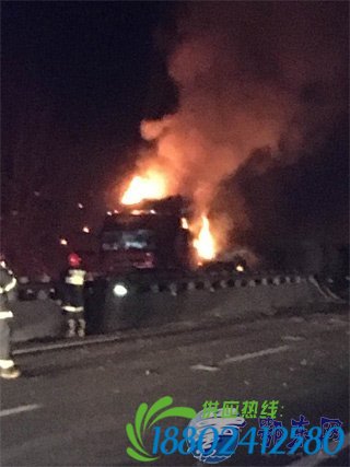 京港澳高速油罐车爆炸 火光冲天