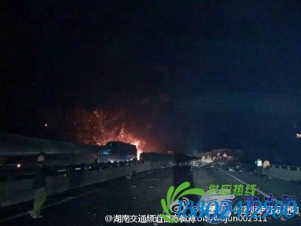 京港澳高速油罐车爆炸 火光冲天