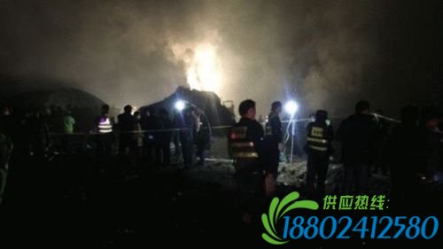 京港澳高速汨罗段油罐车爆炸事故现场(图)