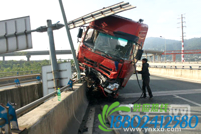 遇上面包车“逆袭” 罐车一头撞护栏::云视网: