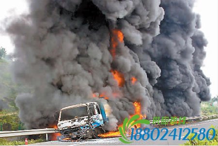 重庆大型油罐车高速路上 撞轿车爆炸起火