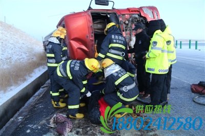 21吨柴油罐车行驶途中翻倒