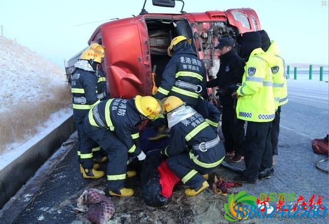 国道214线油罐车侧翻致2死1伤