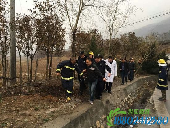 34吨油罐车侧翻，宝鸡消防紧急赶赴救援。