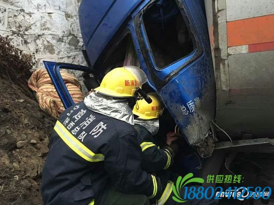 34吨油罐车侧翻，宝鸡消防紧急赶赴救援。
