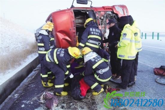 青海：国道214线油罐车侧翻致2死1伤