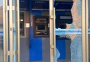 88岁老太抡锤砸atm  过程非常干脆
