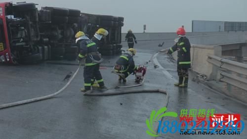 雄县25吨油罐车高速路侧翻 车头严重变形三人被困
