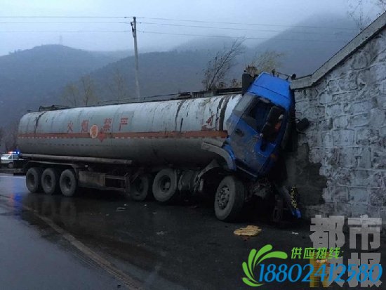 油罐车撞上桥墩 今晨宝成铁路中断一小时(图)