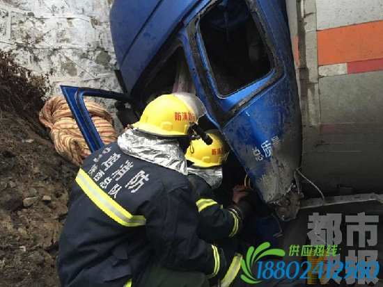 油罐车撞上桥墩 今晨宝成铁路中断一小时(图)